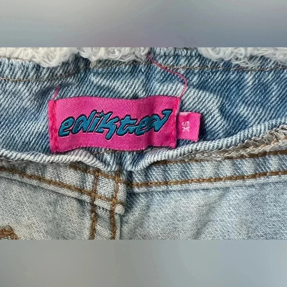 Edikted Low Rise Jeans with embroidered daisies - Picture 9 of 10